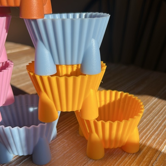 8 Wilton Silicone Cupcake Cookware Unique Feet/Stand. - Picture 3 of 12